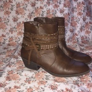 Justice Brown Low Boots
